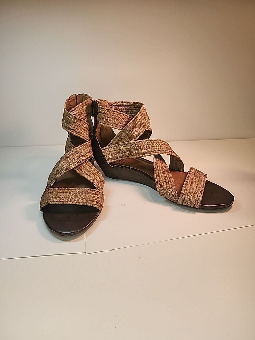 Lucky Brand Brown Low Heel High Profile Strat Sandals Back Zipper Size 7 READ